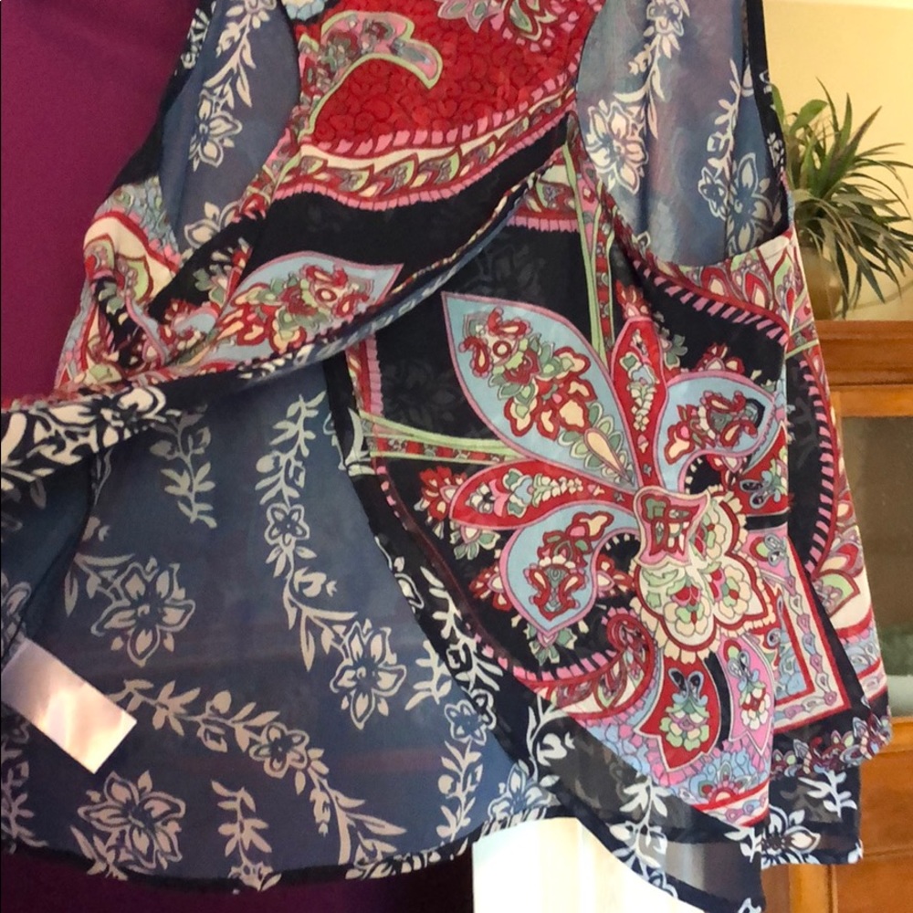 multi colored/patterned top - Picture 3 of 4